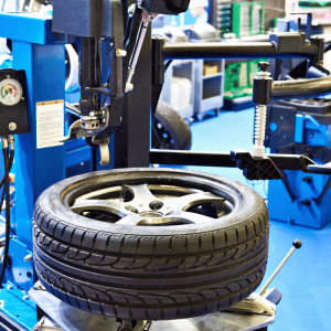 Tips to Use a Commercial Vehicle Tire Changer 